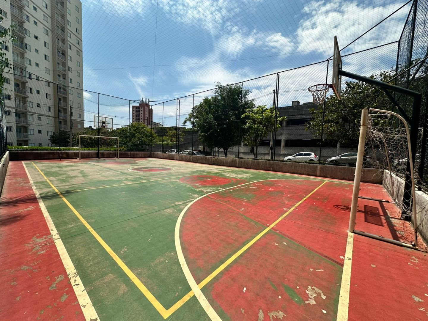 Apartamento no Condomínio Alphaview, em Barueri, com 83 m², suíte, sala ampliada, churrasqueira elétrica e 2 vagas.