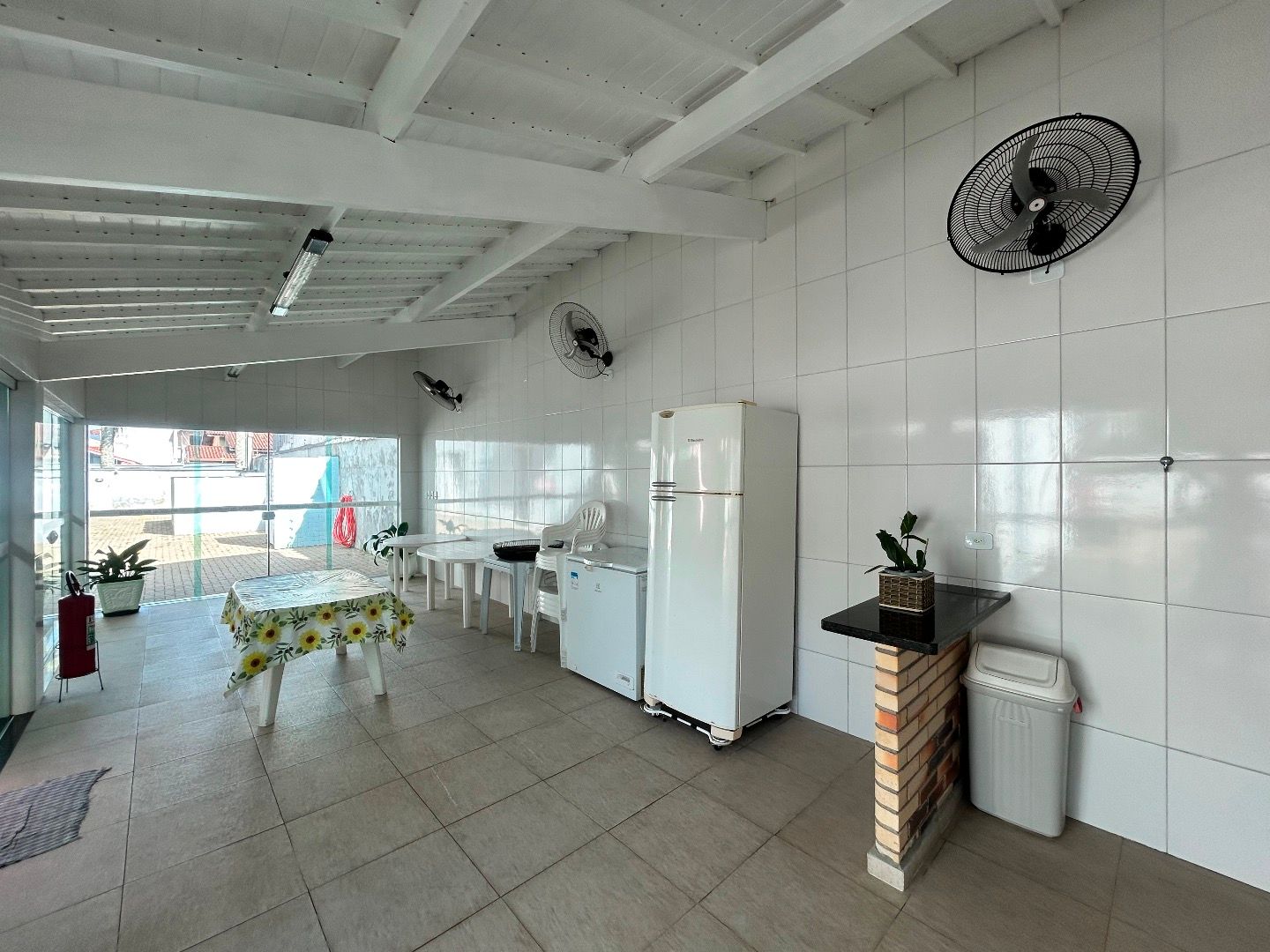 Apartamento na Balneário Stella Maris com 98 m², suíte, varanda, condomínio com piscina e a 500 metros da praia.