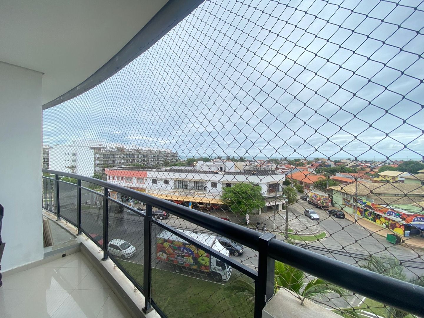 Apartamento no Balneário Samburá, em Peruíbe, com 2 dormitórios, suíte, sacadas com vista para o mar, condomínio com lazer e segurança 24 horas.