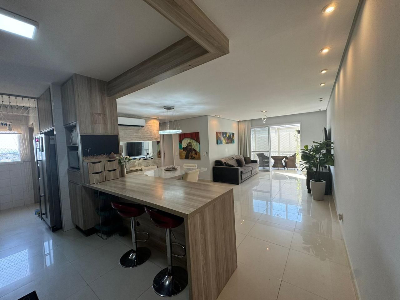 Apartamento no Condomínio Alpha Vita, em Alphaville, Santana de Parnaíba, com 110 m², 2 suítes, varanda espaçosa, cozinha planejada e condomínio com lazer completo.