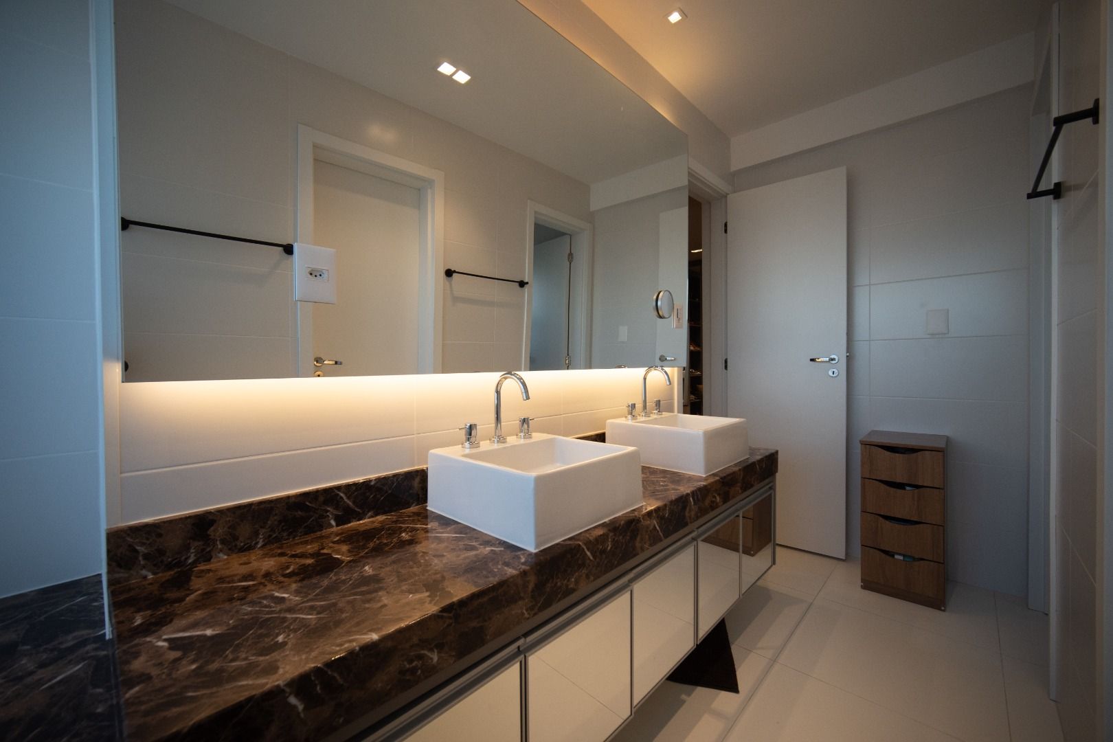 Apartamento em Alphaville Centro de Apoio I, Barueri, com 336 m², 5 suítes, piscina privativa, espaço gourmet, mobiliado e vista para o lago.