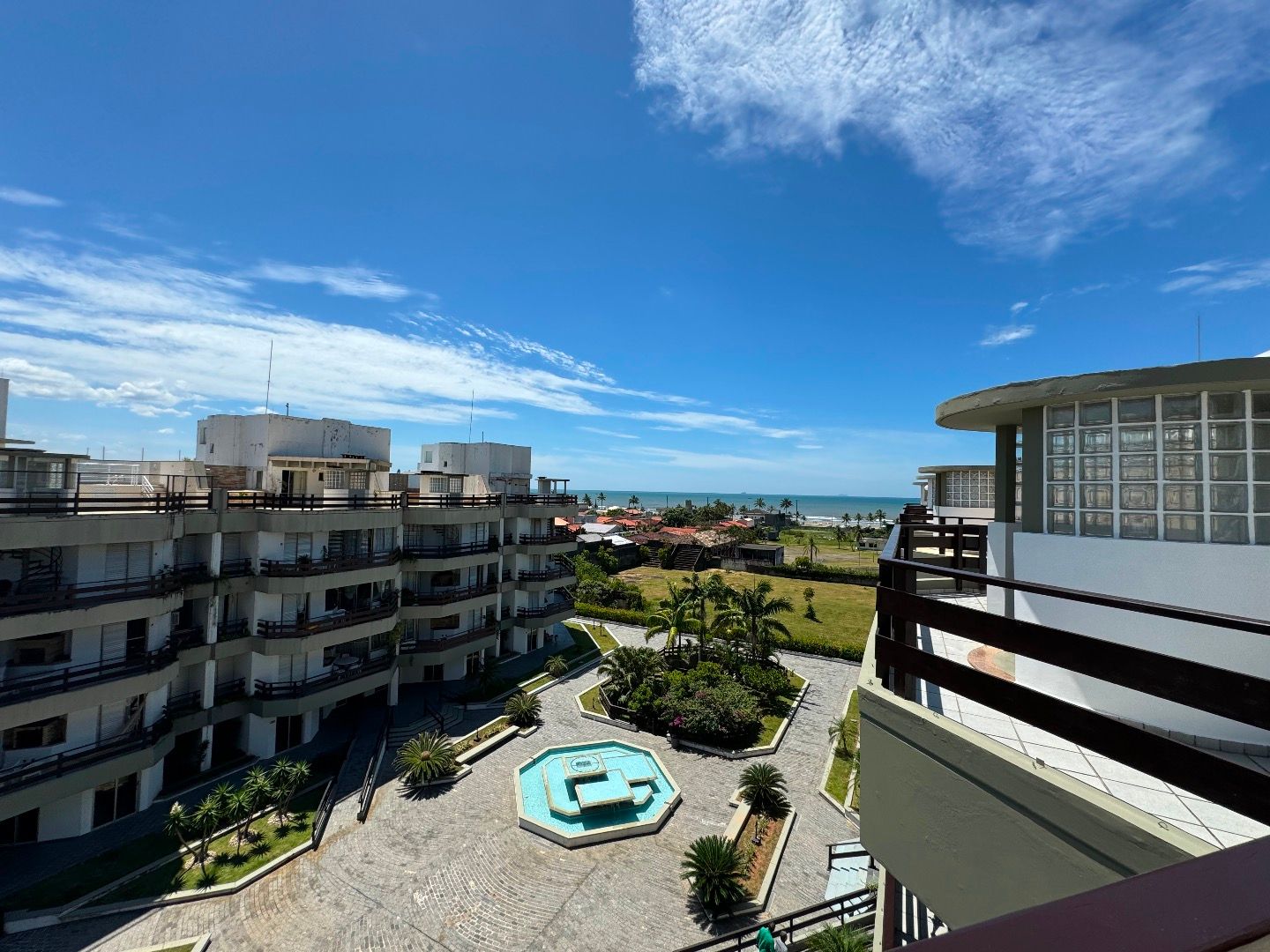 Cobertura no Balneário São João Batista, em Peruíbe, com 3 dormitórios, piscina privativa, sacada com vista para o mar e duas vagas de garagem.