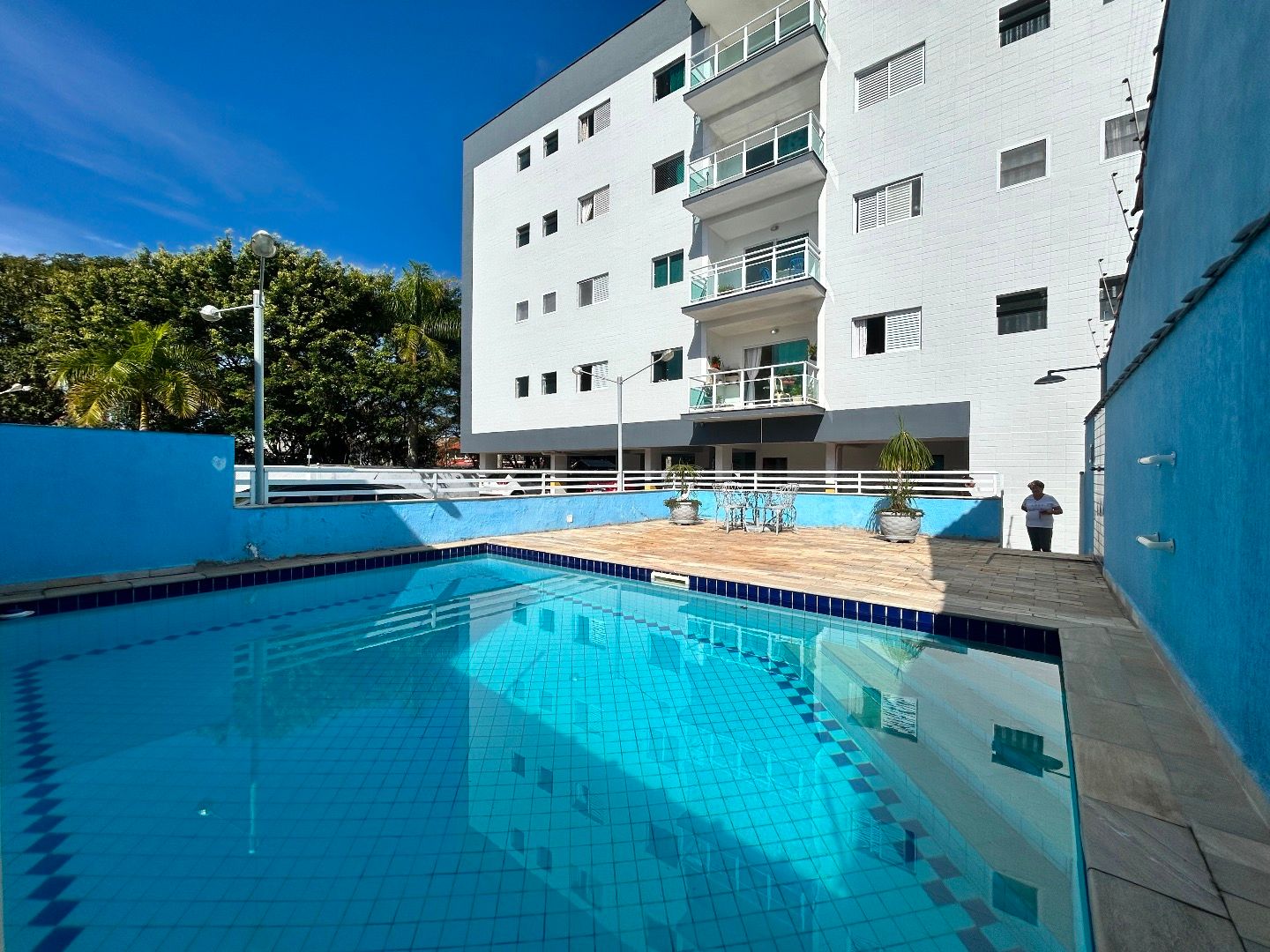 Apartamento na Balneário Stella Maris com 98 m², suíte, varanda, condomínio com piscina e a 500 metros da praia.
