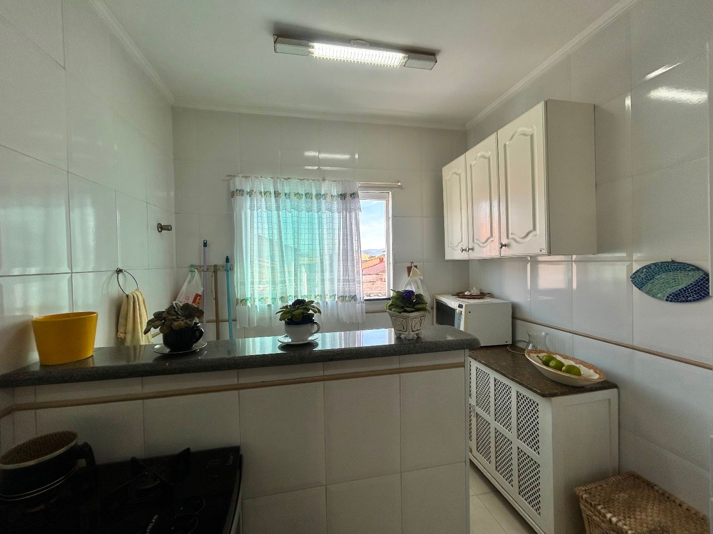 Apartamento na Balneário Stella Maris com 98 m², suíte, varanda, condomínio com piscina e a 500 metros da praia.