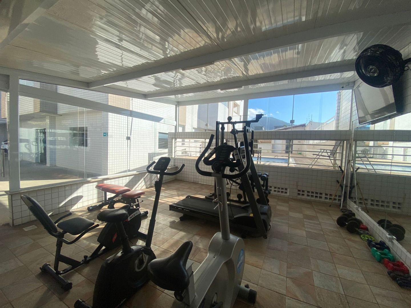 Apartamento no Centro de Peruíbe com 144 m², 3 dormitórios, varanda gourmet com vista para o mar e alto padrão.