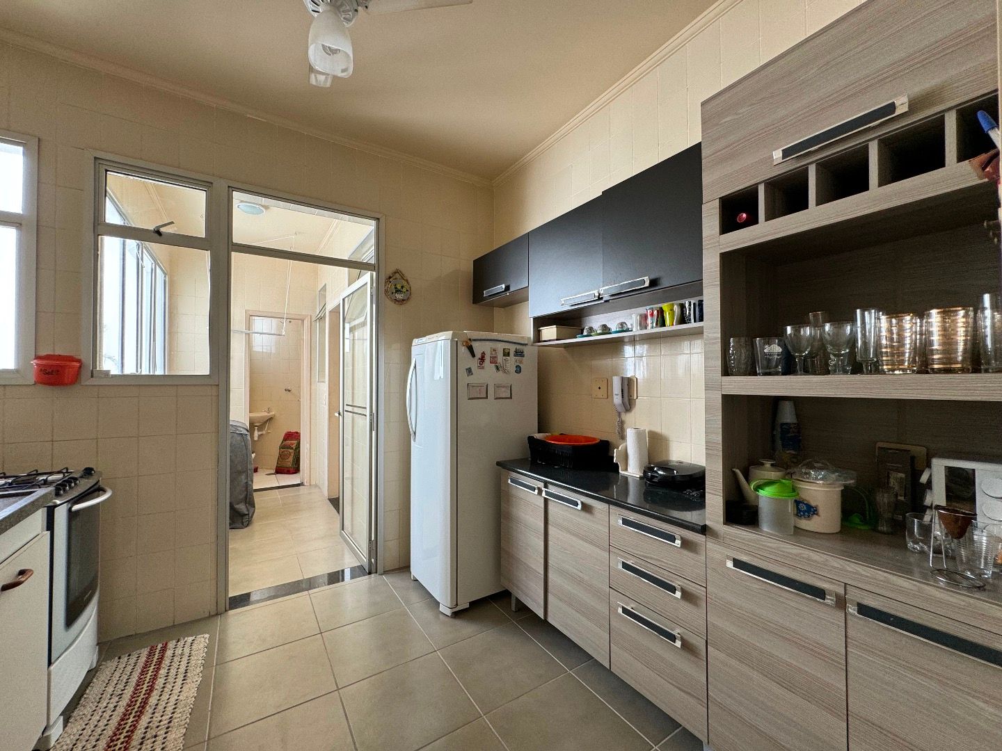 Cobertura no Balneário São João Batista, em Peruíbe, com 3 dormitórios, piscina privativa, sacada com vista para o mar e duas vagas de garagem.