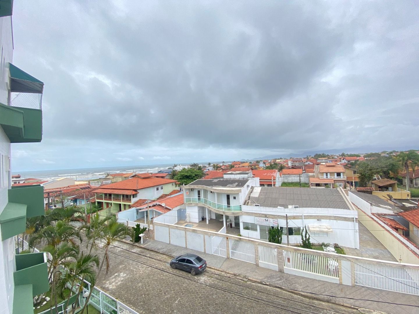 Cobertura na Estância Balneária Belmira Nova em Peruíbe com vista para o mar, sacada ampla, três dormitórios e localização a 200 metros da praia.