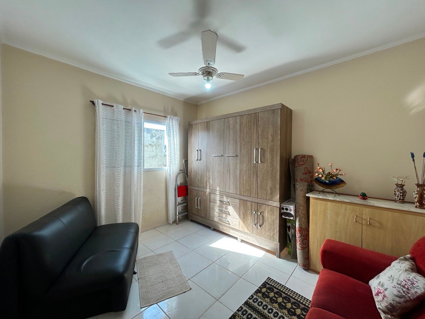 Apartamento na Balneário Stella Maris com 98 m², suíte, varanda, condomínio com piscina e a 500 metros da praia.