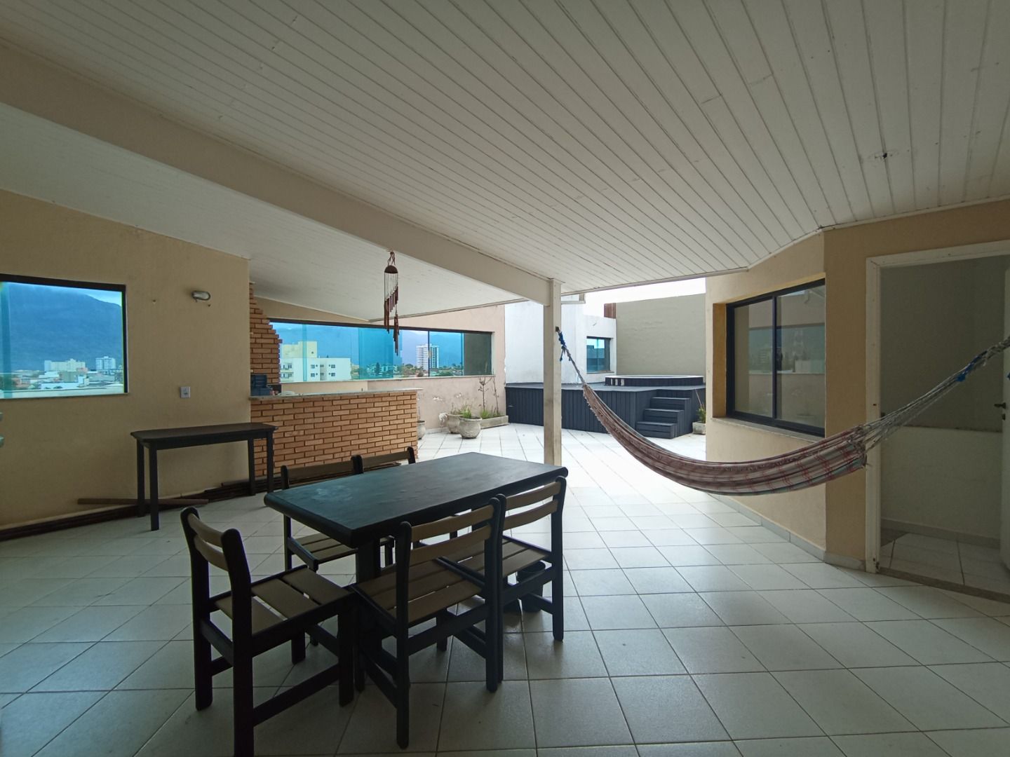 Cobertura duplex no Balneário Stella Maris, em Peruíbe, com 264 m², 3 dormitórios, suíte, jacuzzi, churrasqueira e área de lazer privativa.