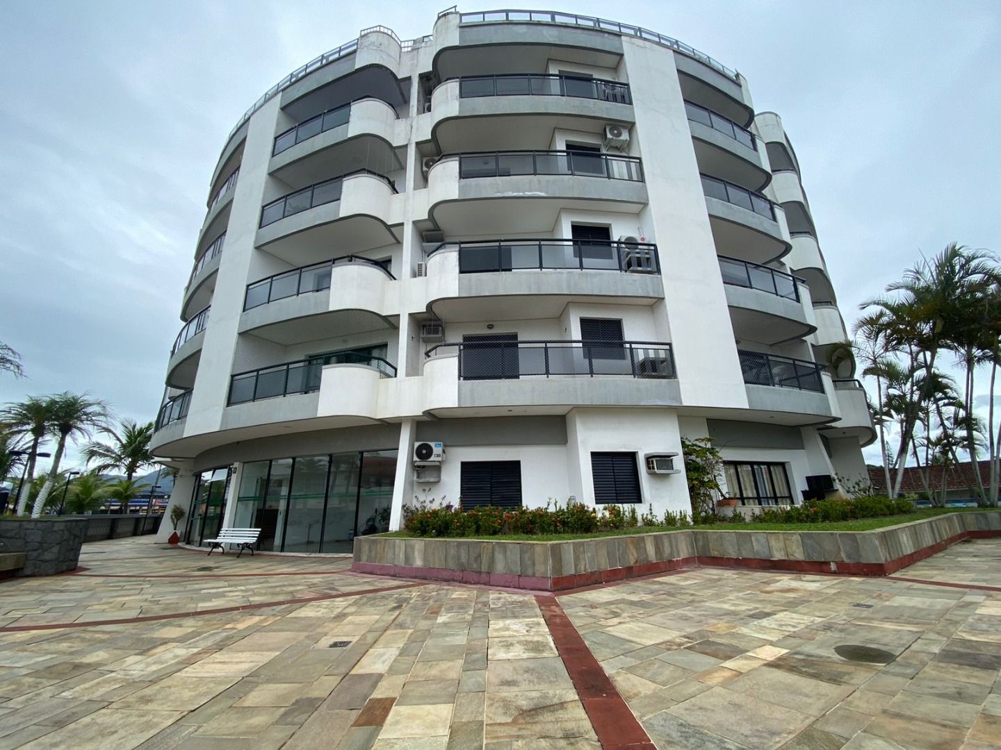 Apartamento no Balneário Samburá, em Peruíbe, com 2 dormitórios, suíte, sacadas com vista para o mar, condomínio com lazer e segurança 24 horas.