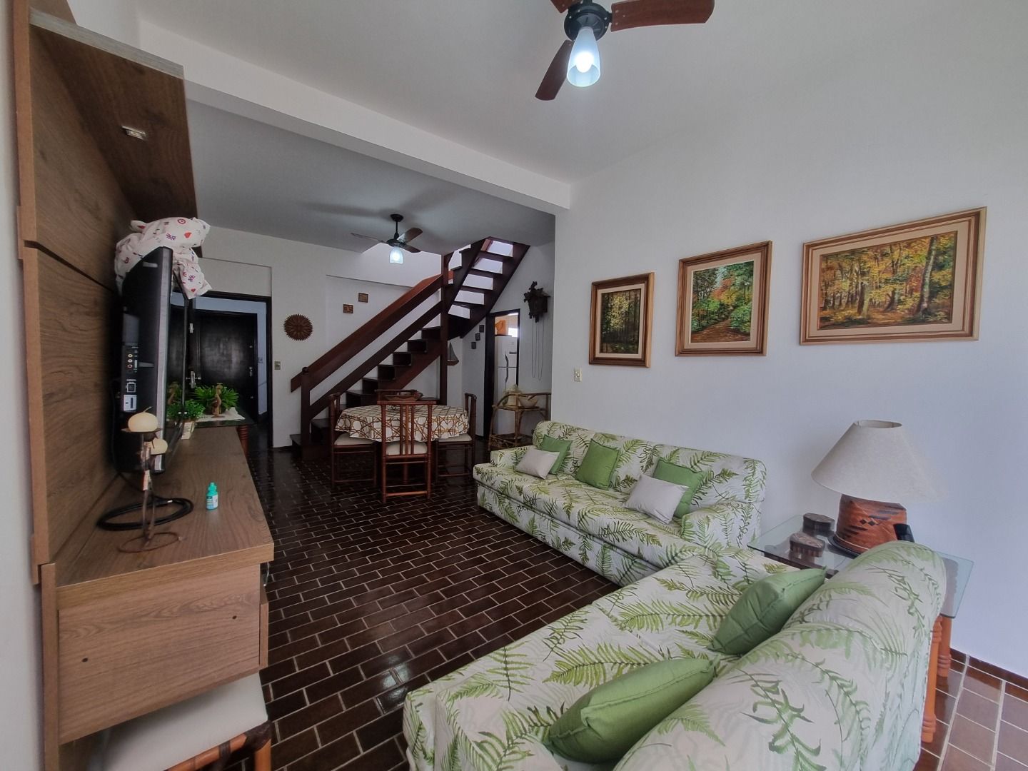 Cobertura na Estância Balneária Belmira Nova em Peruíbe com vista para o mar, sacada ampla, três dormitórios e localização a 200 metros da praia.