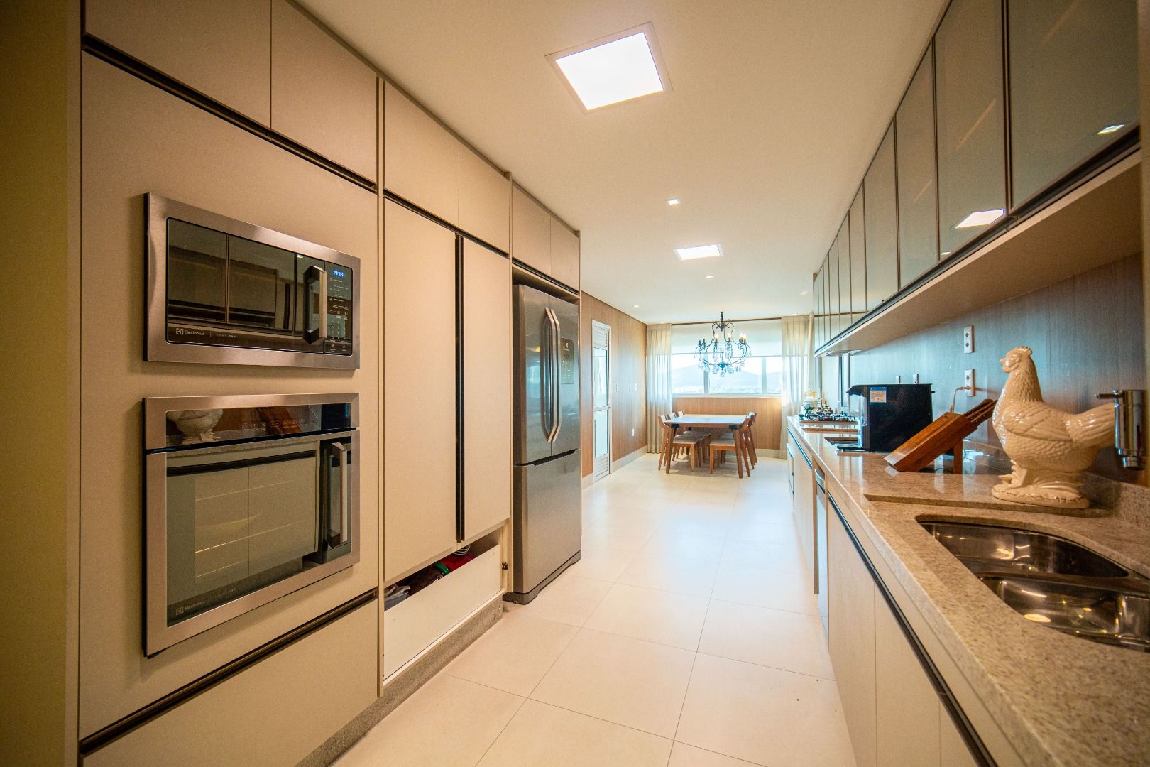 Apartamento em Alphaville Centro de Apoio I, Barueri, com 336 m², 5 suítes, piscina privativa, espaço gourmet, mobiliado e vista para o lago.