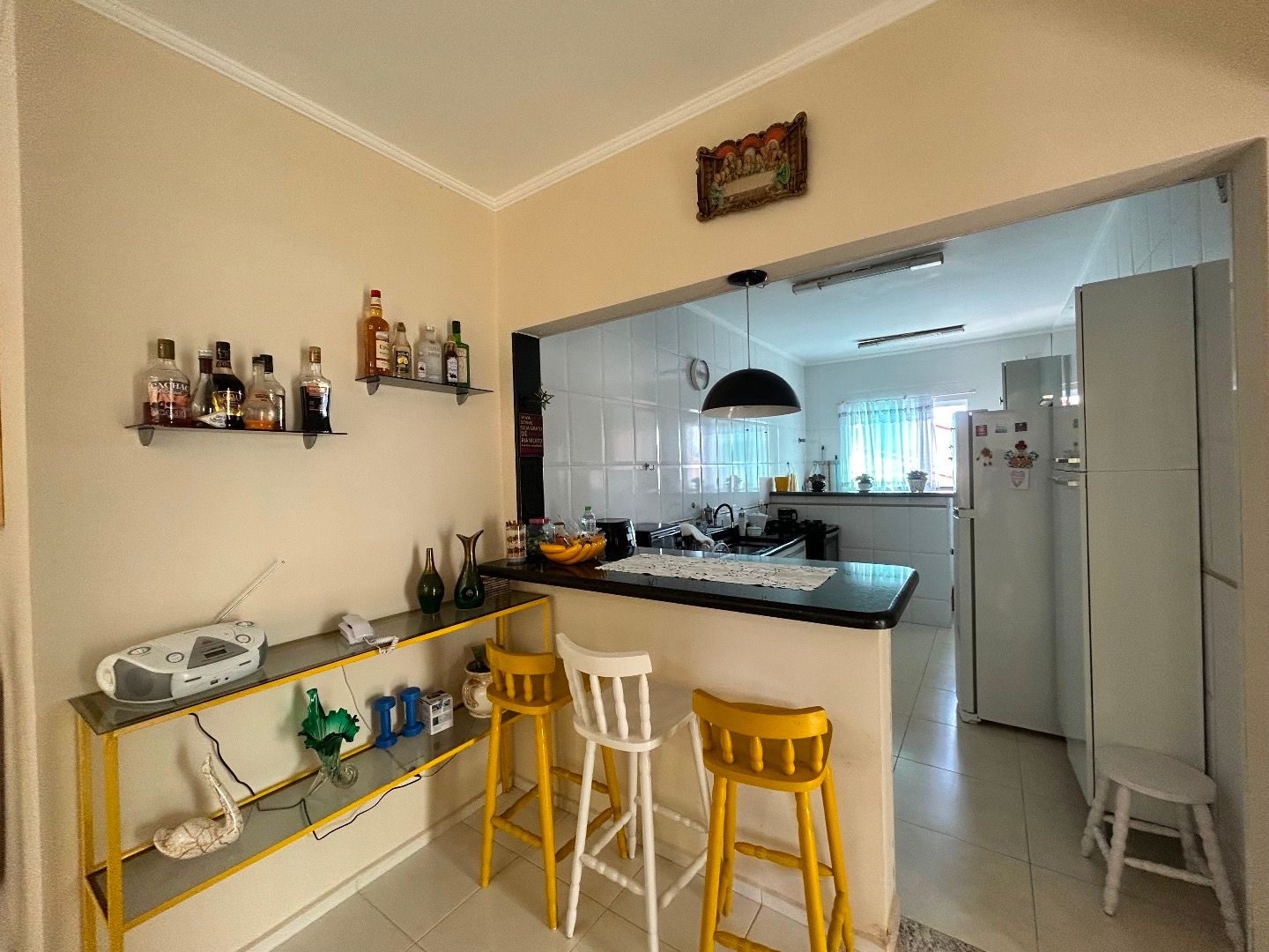 Apartamento na Balneário Stella Maris com 98 m², suíte, varanda, condomínio com piscina e a 500 metros da praia.