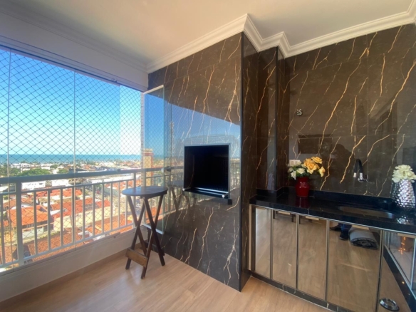 Apartamento no Centro de Peruíbe com 144 m², 3 dormitórios, varanda gourmet com vista para o mar e alto padrão.