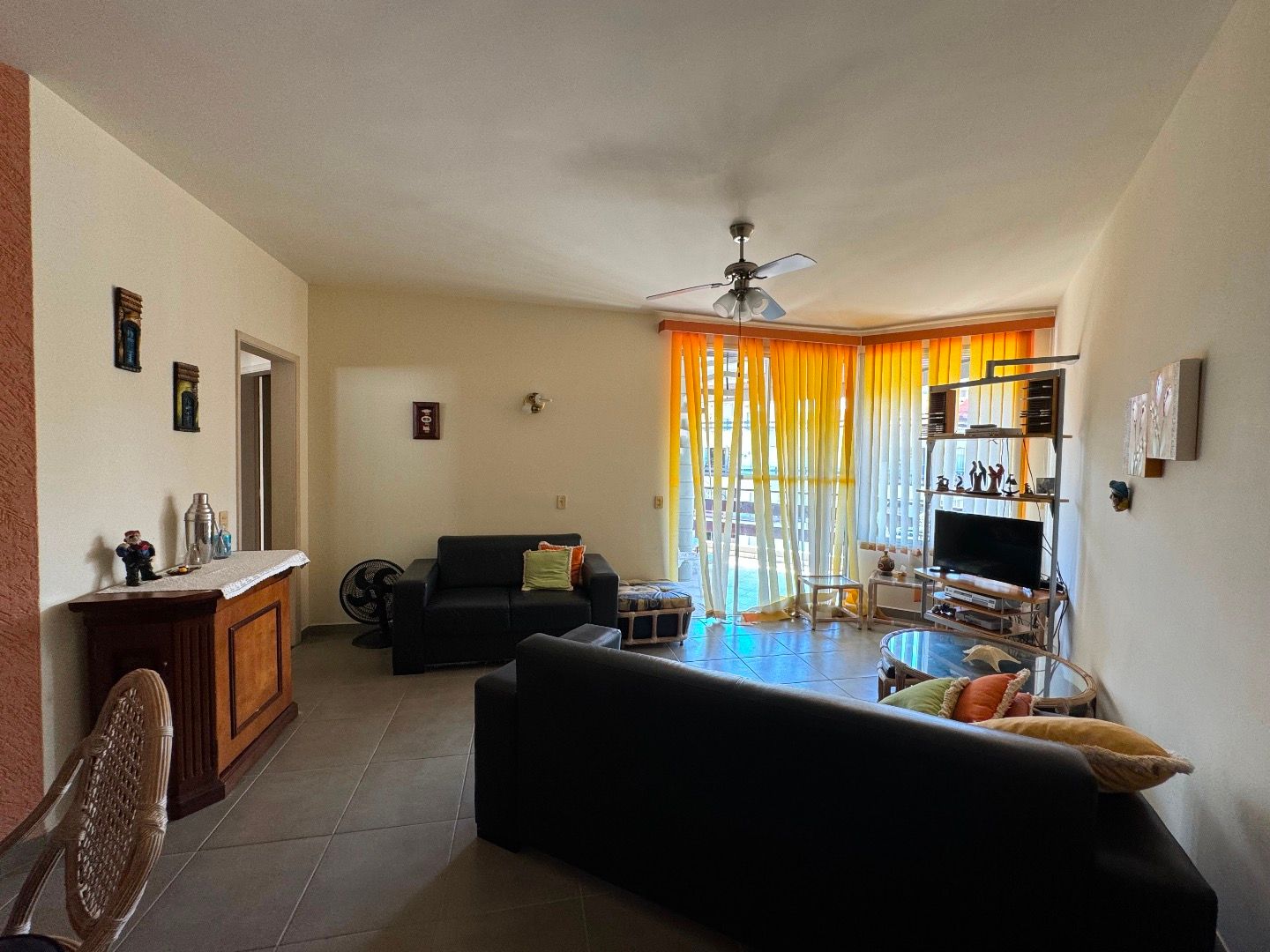 Cobertura no Balneário São João Batista, em Peruíbe, com 3 dormitórios, piscina privativa, sacada com vista para o mar e duas vagas de garagem.