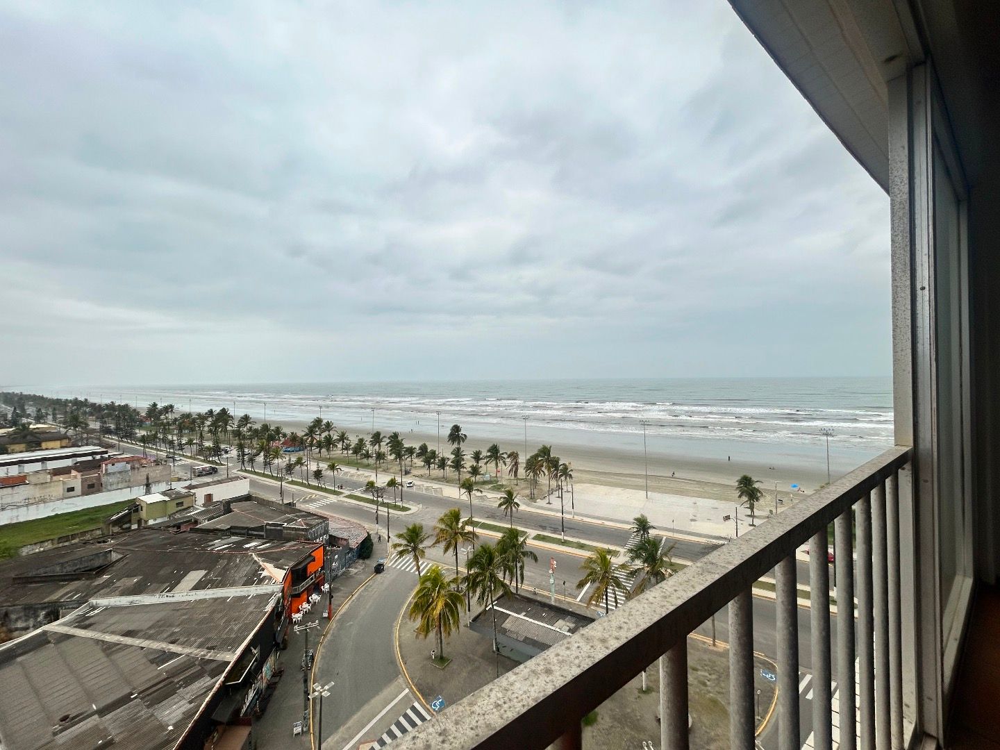 Apartamento no Centro de Peruíbe, com 43 m², 1 dormitório, varanda com vista para o mar e portaria 24 horas.