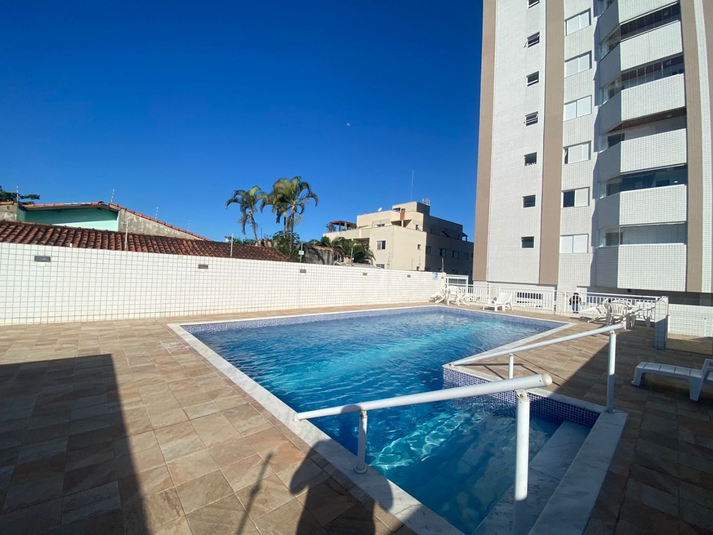 Apartamento no Centro de Peruíbe com 144 m², 3 dormitórios, varanda gourmet com vista para o mar e alto padrão.