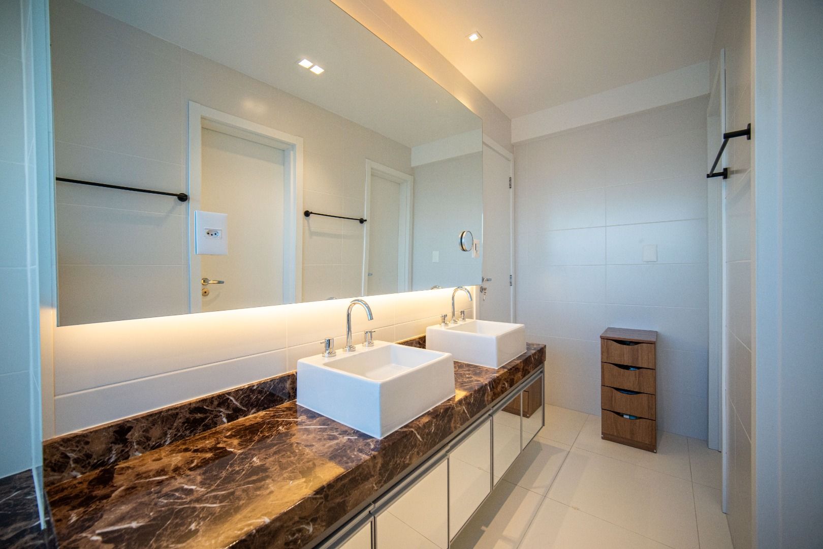 Apartamento em Alphaville Centro de Apoio I, Barueri, com 336 m², 5 suítes, piscina privativa, espaço gourmet, mobiliado e vista para o lago.