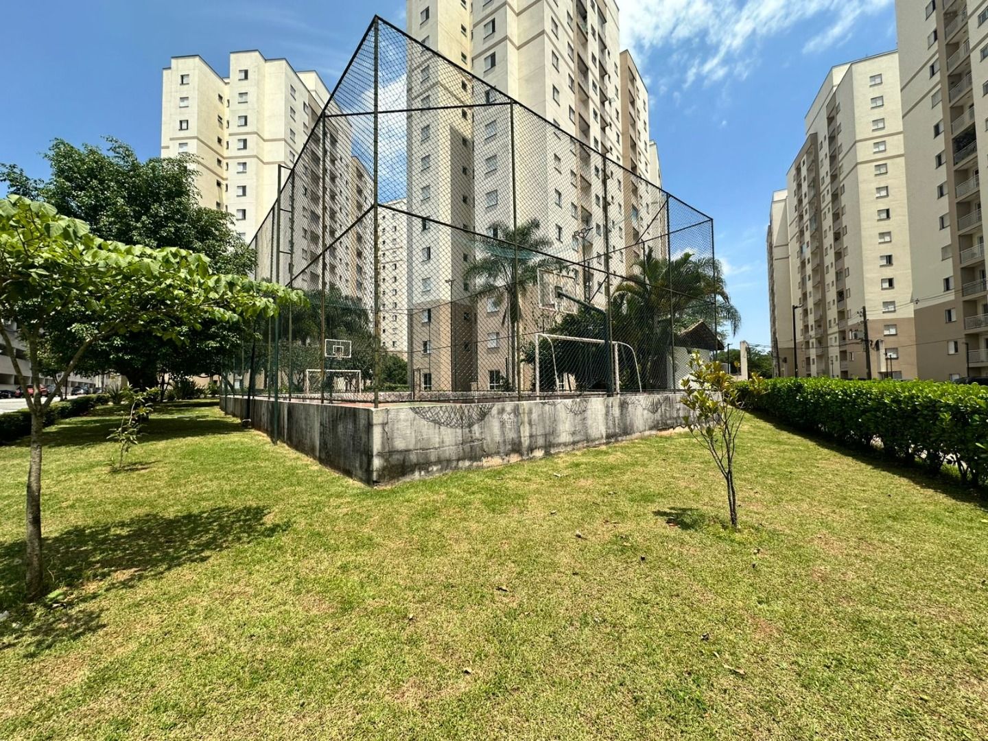 Apartamento no Condomínio Alphaview, em Barueri, com 83 m², suíte, sala ampliada, churrasqueira elétrica e 2 vagas.