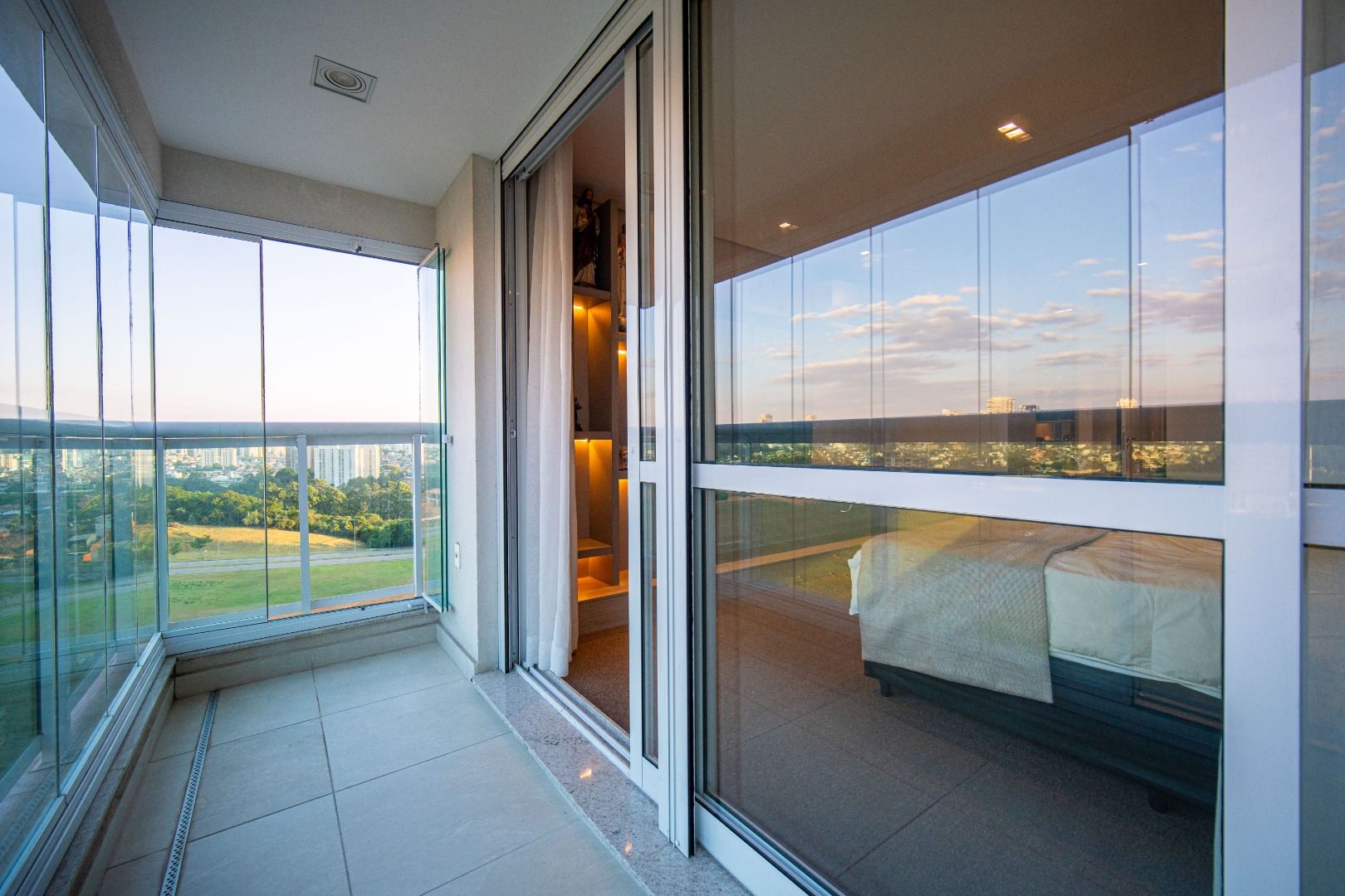 Apartamento em Alphaville Centro de Apoio I, Barueri, com 336 m², 5 suítes, piscina privativa, espaço gourmet, mobiliado e vista para o lago.