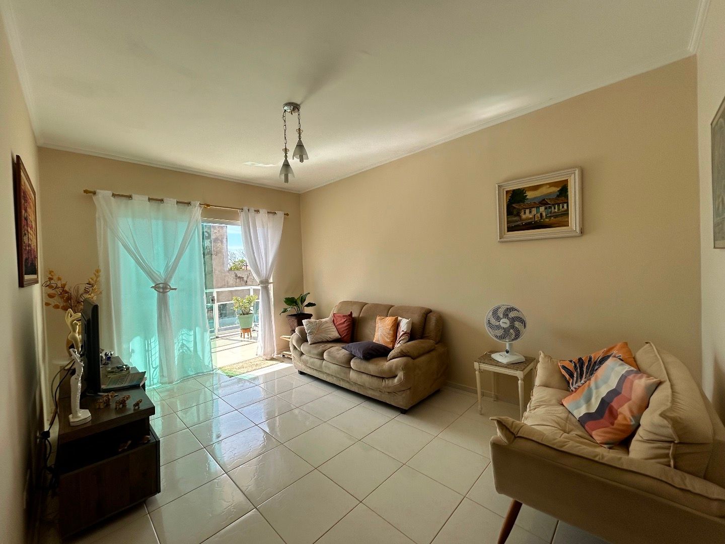 Apartamento na Balneário Stella Maris com 98 m², suíte, varanda, condomínio com piscina e a 500 metros da praia.