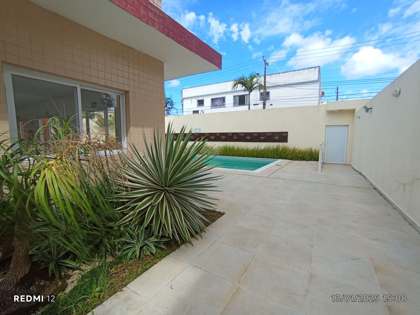 Apartamento duplex no Centro de Peruíbe com 280 m², 4 suítes, varanda gourmet, ofurô e vista permanente para o mar.