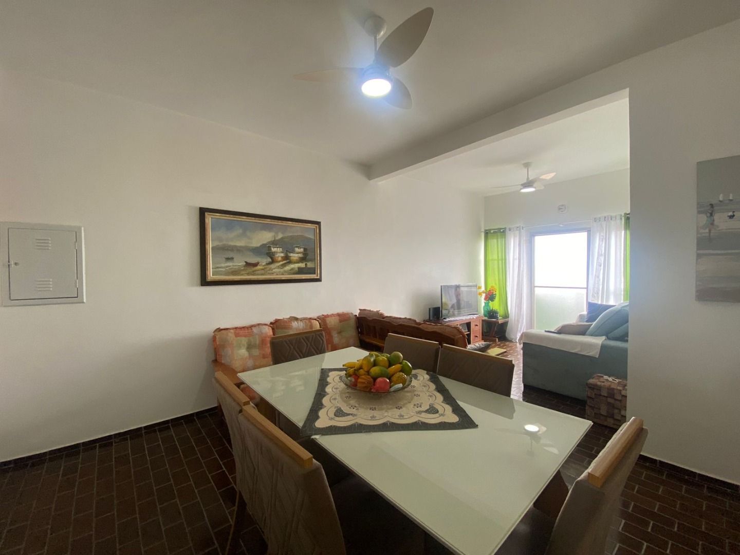 Apartamento na Estância Balneária Belmira Nova em Peruíbe com 3 dormitórios, sacada, vista para o mar e localização a 200 metros da praia.