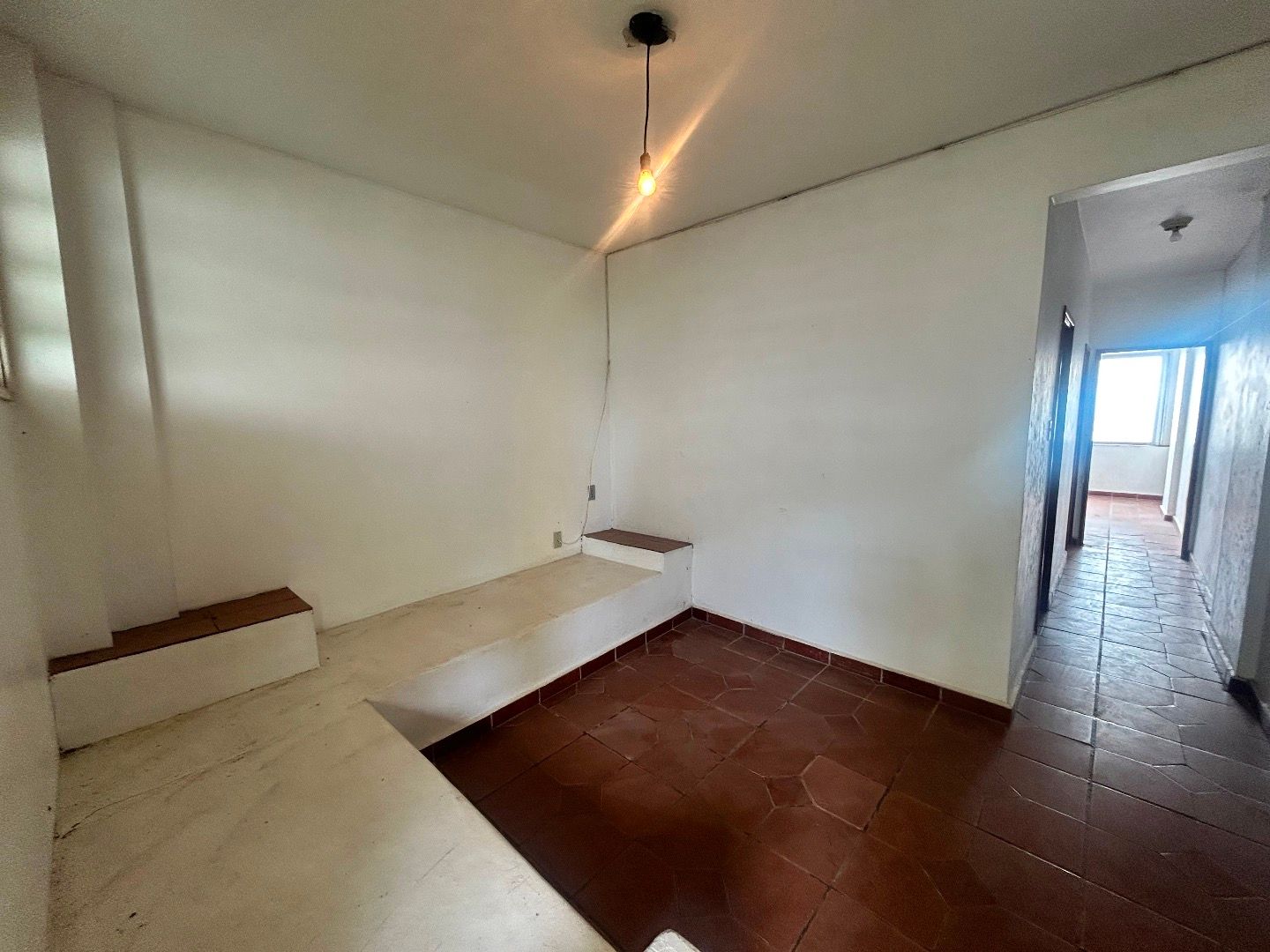 Apartamento no Centro de Peruíbe, com 43 m², 1 dormitório, varanda com vista para o mar e portaria 24 horas.
